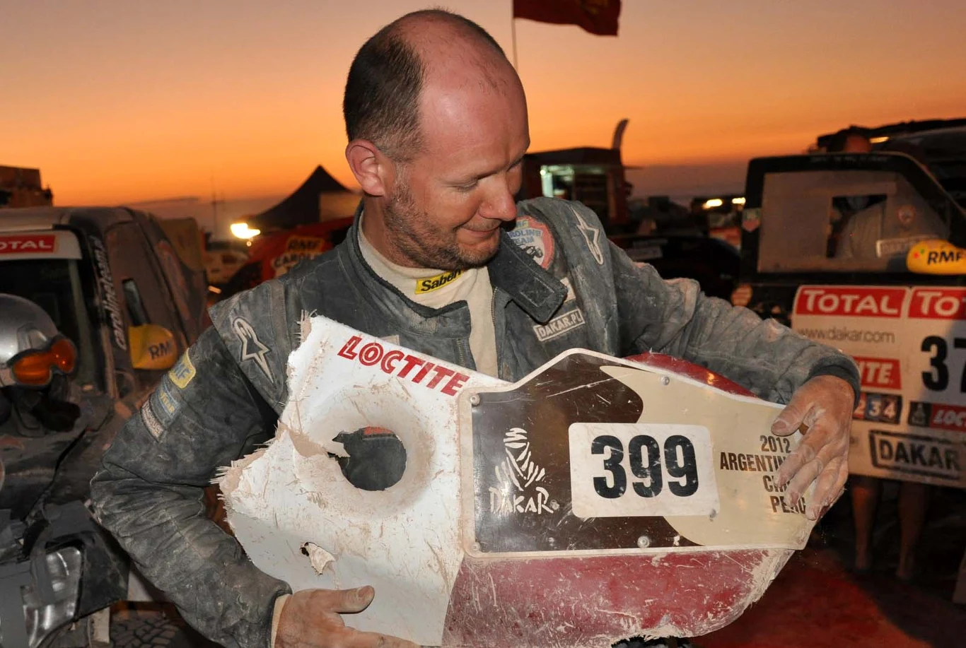 Michał Krawczyk, pilot Alberta Gryszczuka, z oderwanym zderzakiem