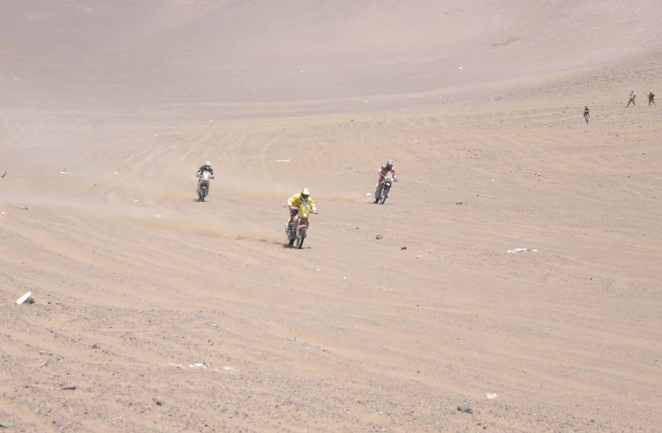 Motocykliści na zjeździe do mety
