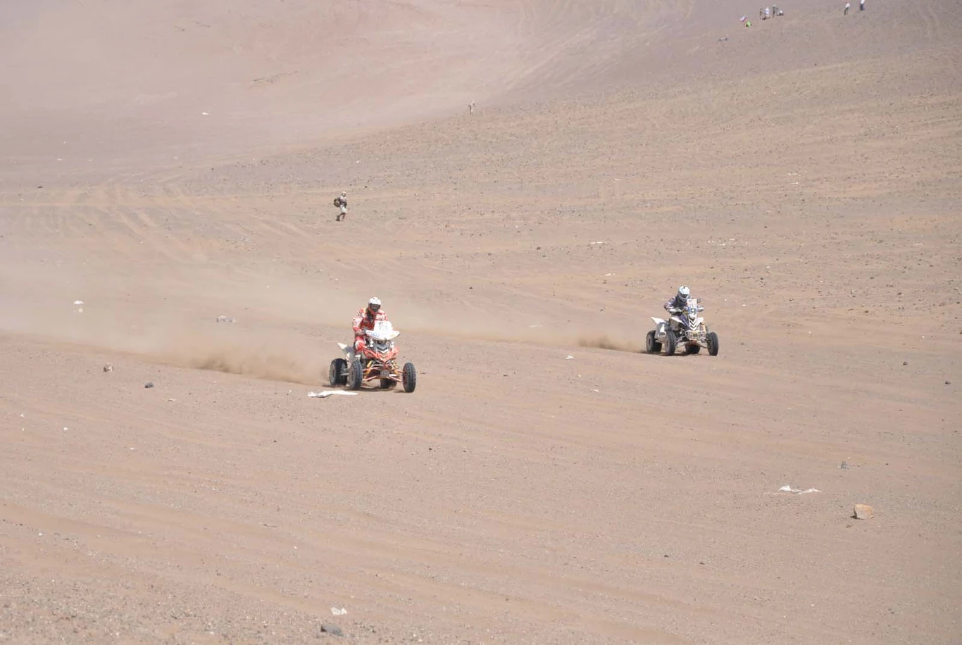 Rafał Sonik na trasie (po lewej)