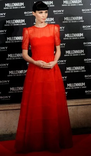 Aktorka w sukni Valentino podczas premiery w Rzymie Aktorka w sukni Valentino podczas premiery w Rzymie