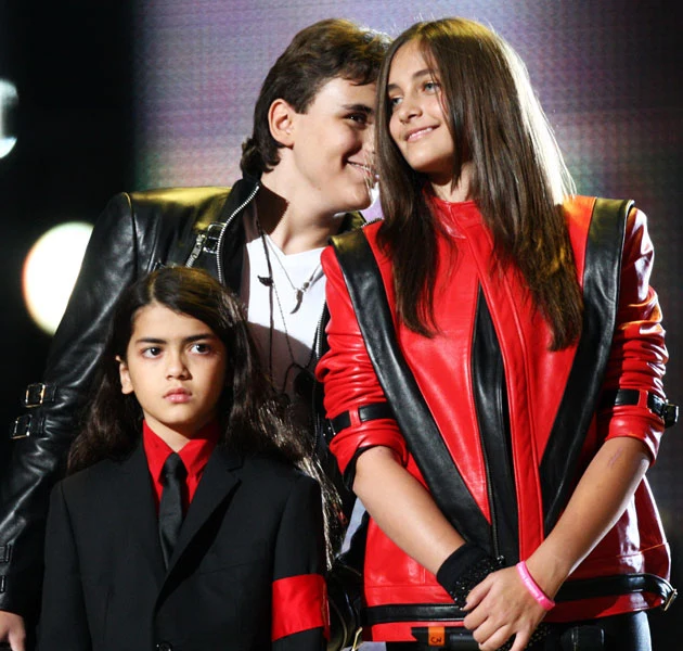 Paris jest bardzo blisko związana ze swoimi braćmi: Princem Jr. i Blanketem Paris jest bardzo blisko związana ze swoimi braćmi: Princem Jr. i Blanketem