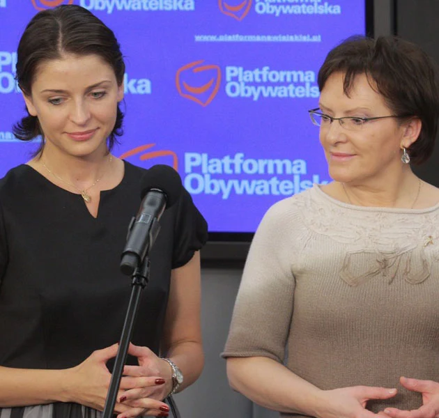 Joanna Mucha i Ewa Kopacz zaprzyjaźniły się, siedząc w sejmowych ławach. Teraz konsultują ze sobą, w co się ubiorą do pracy. Joanna Mucha i Ewa Kopacz zaprzyjaźniły się, siedząc w sejmowych ławach. Teraz konsultują ze sobą, w co się ubiorą do pracy.