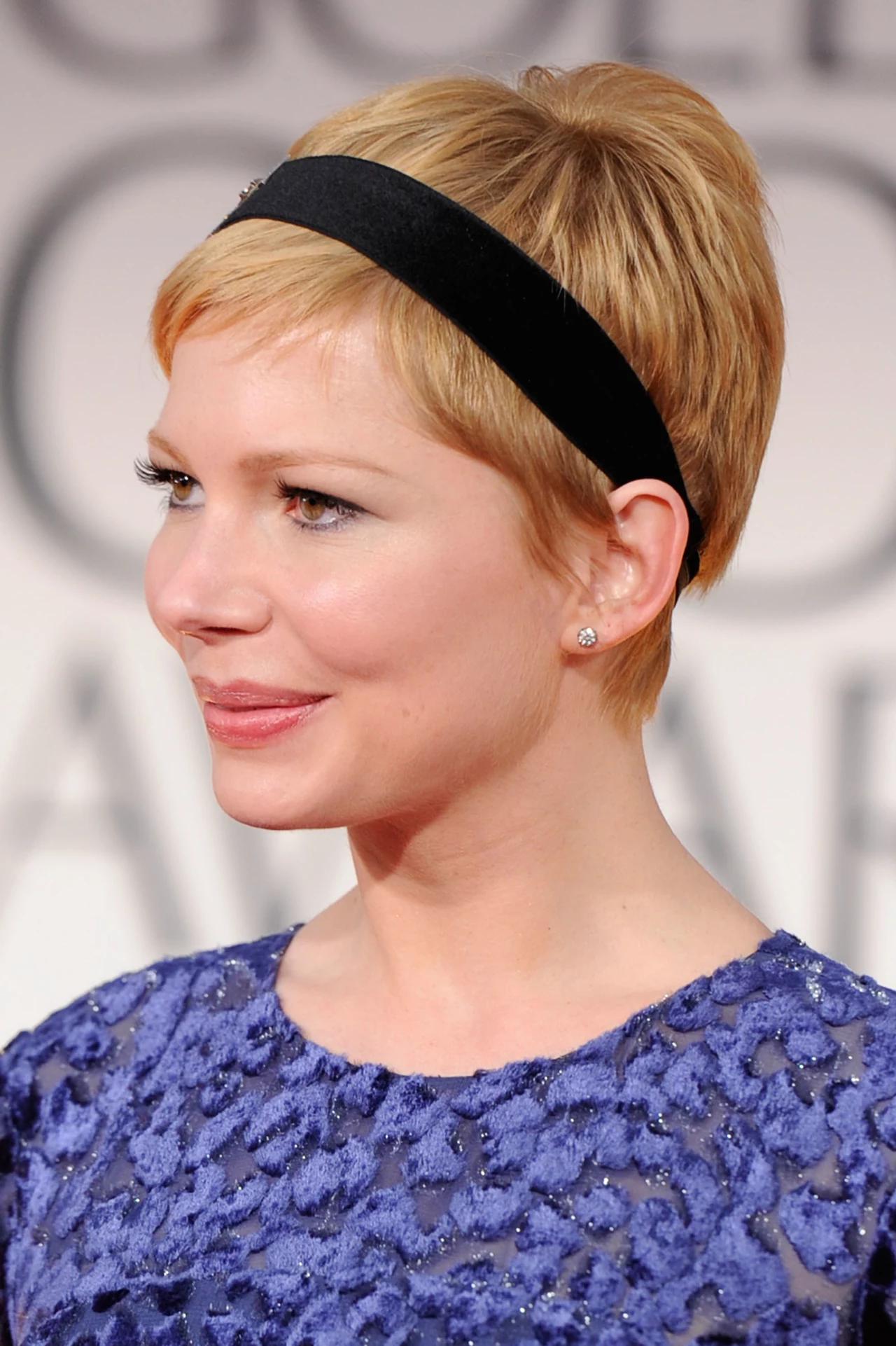 Michelle Williams krótką fryzurkę urozmaiciła czarną opaską Michelle Williams krótką fryzurkę urozmaiciła czarną opaską