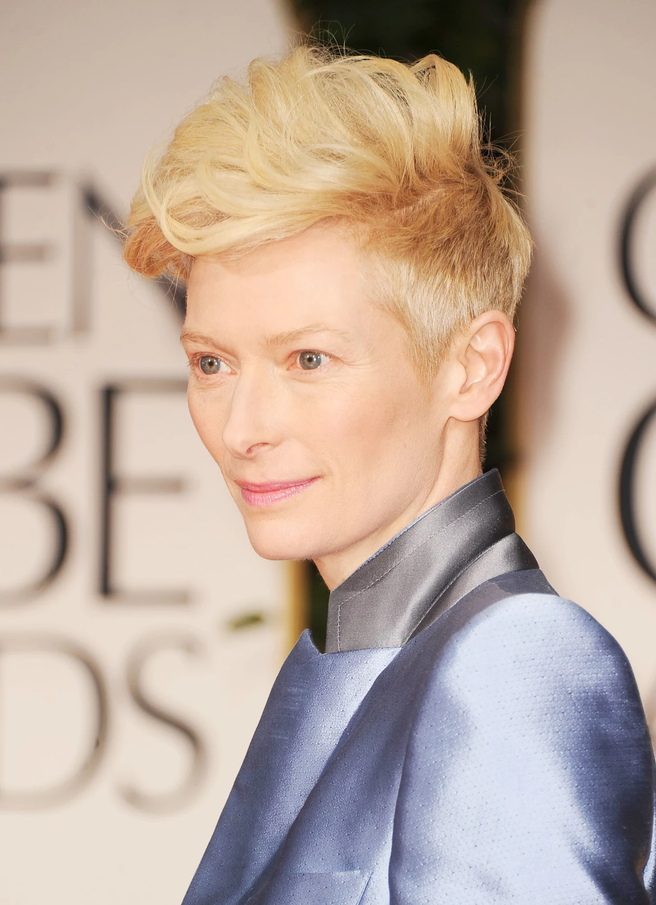 Tilda Swinton - wersja krótkich włosów, z przystrzyżonymi bokami i "potarganą" górą Tilda Swinton - wersja krótkich włosów, z przystrzyżonymi bokami i "potarganą" górą