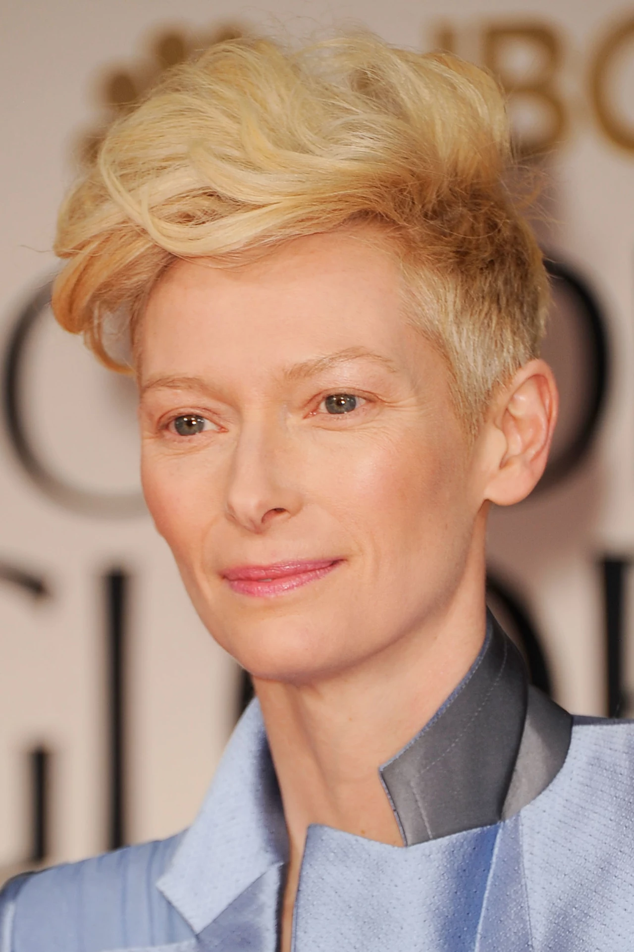 Tilda Swinton - wersja krótkich włosów, z przystrzyżonymi bokami i "potarganą" górą Tilda Swinton - wersja krótkich włosów, z przystrzyżonymi bokami i "potarganą" górą