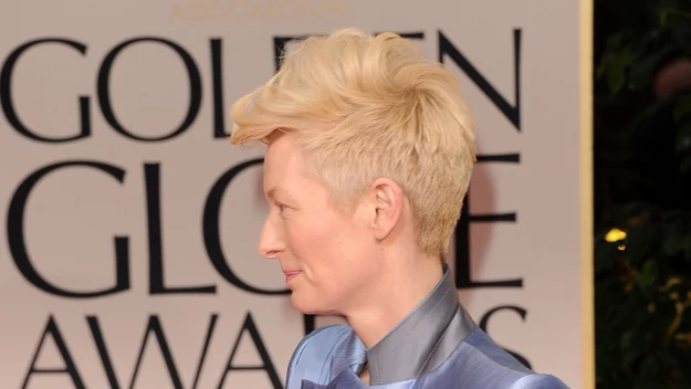 Tilda Swinton - wersja krótkich włosów, z przystrzyżonymi bokami i "potarganą" górą