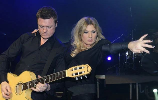 Beata Kozidrak z gitarzystą zespołu Bajm podczas koncertu w Sali Kongresowej.