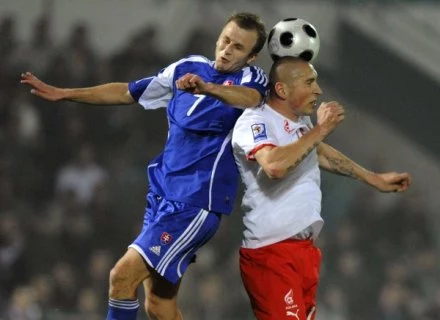 Mariusz Lewandowski (z prawej) walczy o piłkę z Markiem Saparą