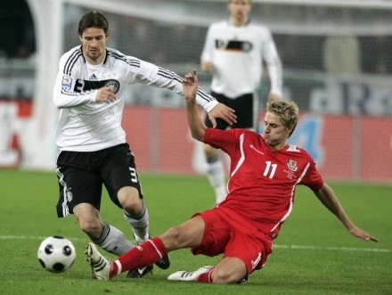 W eliminajach MŚ Walijczycy rywalizują z Niemcami. Na zdjęciu Walijczyk David Edwards (z prawej). W eliminajach MŚ Walijczycy rywalizują z Niemcami. Na zdjęciu Walijczyk David Edwards (z prawej).
