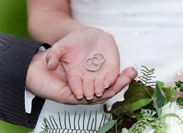 Dwa niewielkie metalowe krążki, a kryje się w nich tak wielka symbolika... Dwa niewielkie metalowe krążki, a kryje się w nich tak wielka symbolika...