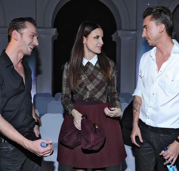 Z wieloma mężczyznami łączy ją miłość do mody. Na zdjęciu z projektantami: Mariuszem Brzozowskim i Marcinem Paprockim. Z wieloma mężczyznami łączy ją miłość do mody. Na zdjęciu z projektantami: Mariuszem Brzozowskim i Marcinem Paprockim.