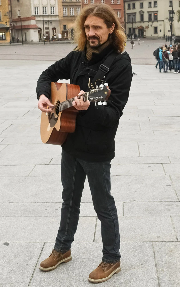 Gienek Loska na Placu Zamkowym w Warszawie Gienek Loska na Placu Zamkowym w Warszawie