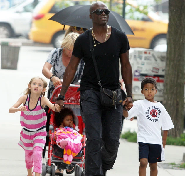 Seal martwi się, jak rozstanie zniosą dzieci. Na zdjęciu z synem i córką Heidi z innego związku (po lewej). Seal martwi się, jak rozstanie zniosą dzieci. Na zdjęciu z synem i córką Heidi z innego związku (po lewej).