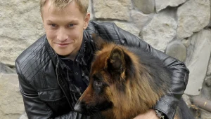 Kuba Wesołowski pozuje z tytułowym komisarzem na planie serialu "Komisarz Aleks". 
