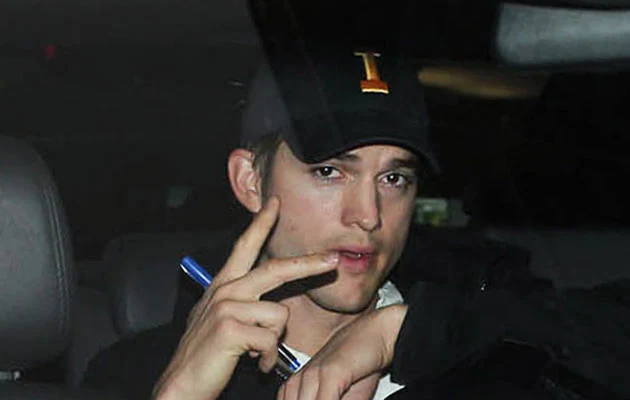 Ashton Kutcher odjeżdżający z lotniska w Sao Paulo