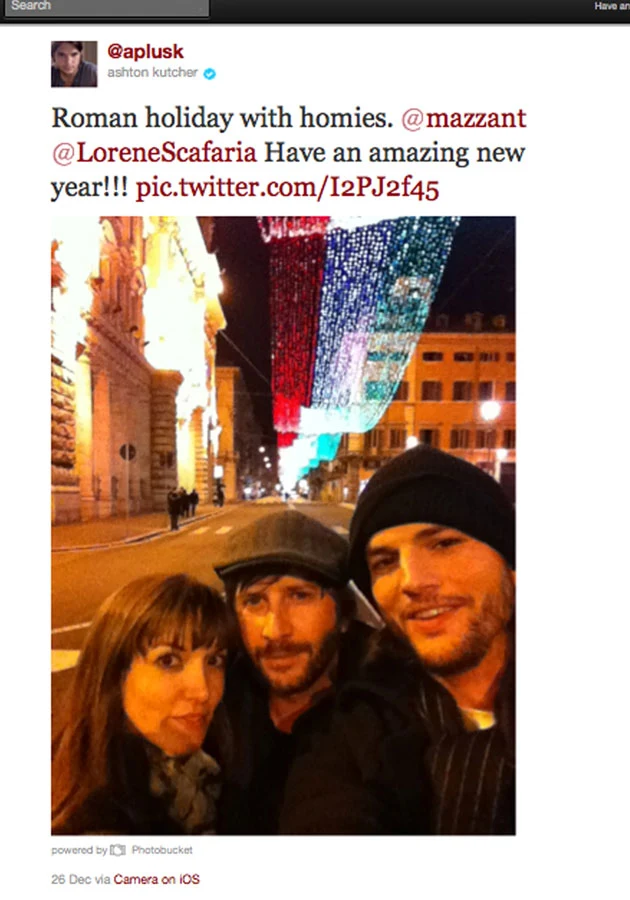 Uśmiechnięty Ashton korzysta z życia! Tutaj: z przyjaciółmi w Rzymie. Zdjęcie opublikował na swoim profilu na Twitterze.