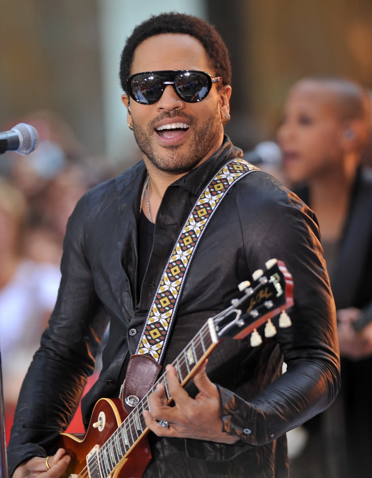 Nieodłącznym elementem jego stroju są czarne okulary