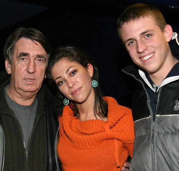 2004 rok, rodzina w komplecie: (dziś już nieżyjący) Jarosław Kukulski z dziećmi: Natalią i Piotrem. 2004 rok, rodzina w komplecie: (dziś już nieżyjący) Jarosław Kukulski z dziećmi: Natalią i Piotrem.