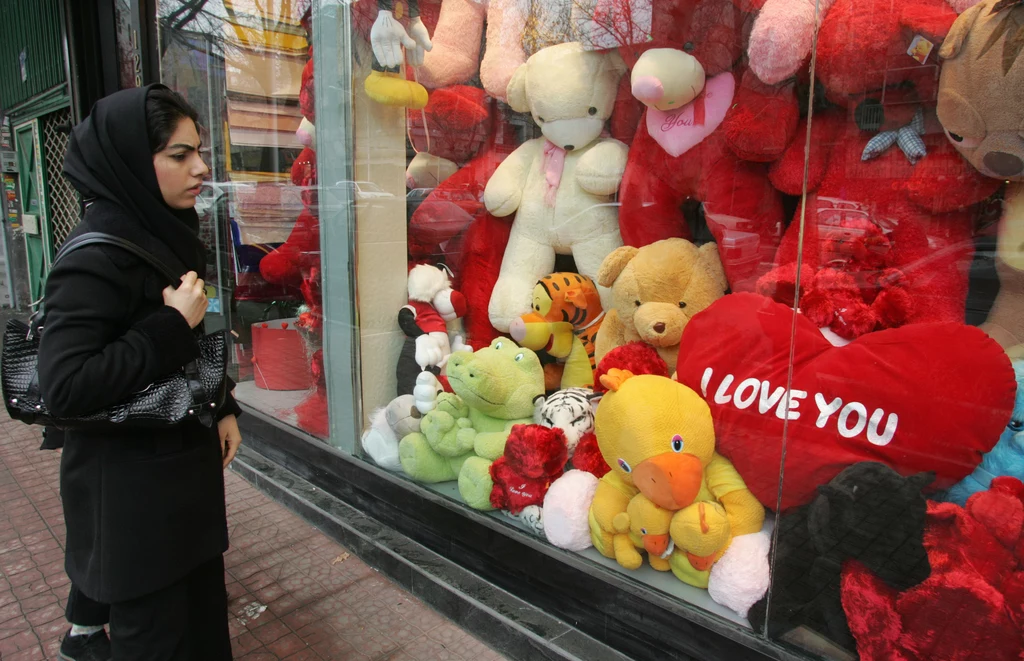 Jeszcze kilka lat temu przed Walentynkami tak wyglądały wystawy sklepowe w Teheranie 