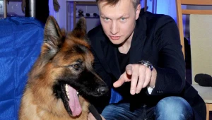 Jakub Wesołowski gra opiekuna Alexa, młodego komisarza Marka Bromskiego.