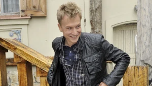 Kuba Wesołowski na planie serialu "Komisarz Alex"