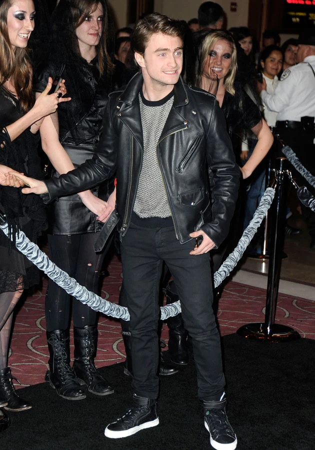 Gdziekolwiek się nie pojawi, zawsze kręci się wokół niego mnóstwo fanek. Gdziekolwiek się nie pojawi, zawsze kręci się wokół niego mnóstwo fanek.