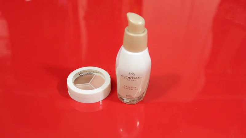 Podkład z serii Giordani Gold Adaptive Foundation ( Porcelana ) i rozświetlacz Reveal Kit. Podkład z serii Giordani Gold Adaptive Foundation ( Porcelana ) i rozświetlacz Reveal Kit.