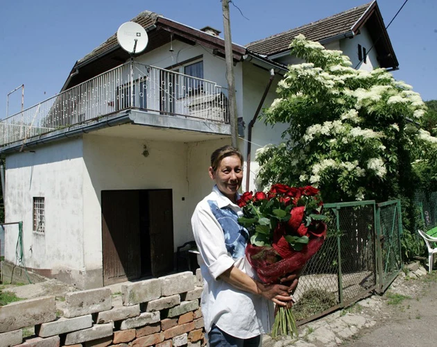 Elżbieta Budzyńska na tle domu w Lewinie Kłodzkim Elżbieta Budzyńska na tle domu w Lewinie Kłodzkim