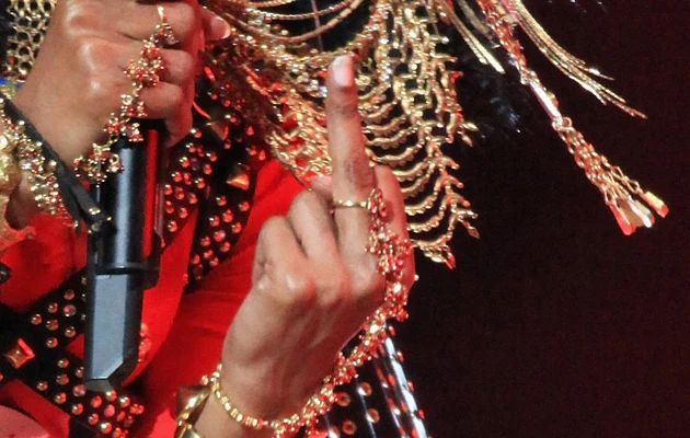 M.I.A. pokazuje "faka" do kamery M.I.A. pokazuje "faka" do kamery