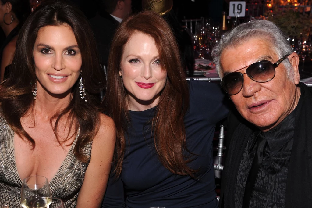 Cindy Crawford, Julienne Moore i projektant Roberto Cavalli podczas bankietu po pokazie