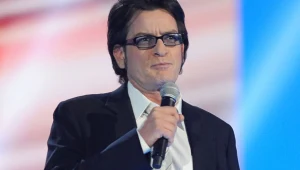 Ashton Kutcher jest w "Dwóch i pół" absolutnie do bani - przekonuje Charlie Sheen.
