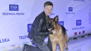 Kuba Wesołowski w towarzystwie "komisarza Aleksa" 