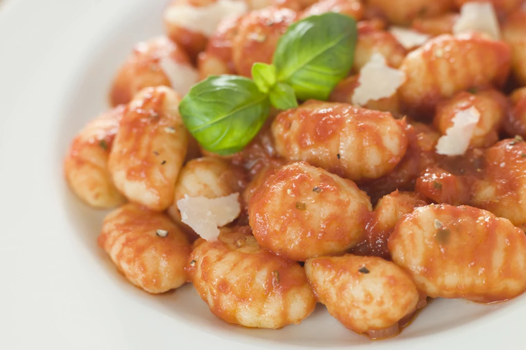 Najpopularniejsze gnocchi to te serwowane z sosem pomidorowym i parmezanem