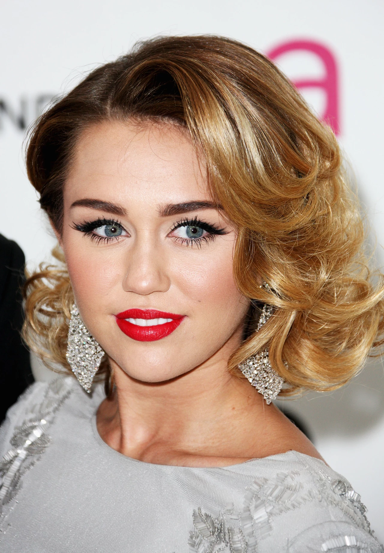 Fryzura podczas oscarowej nocy - Miley Cyrus Fryzura podczas oscarowej nocy - Miley Cyrus