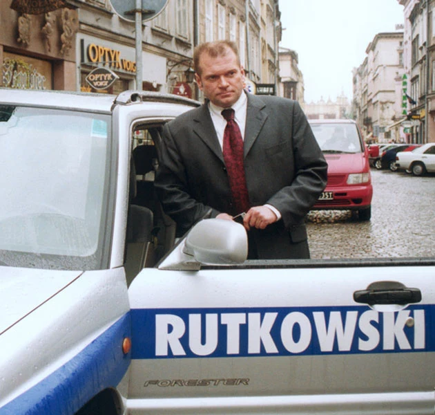 Detektyw przy jednym ze swoich charakterystycznych samochodów "Rutkowski Patrol".