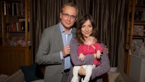 Beata (Maja Ostaszewska), Andrzej (Piotr Adamczyk) i mała Kornelia (Jagna Kryczka)