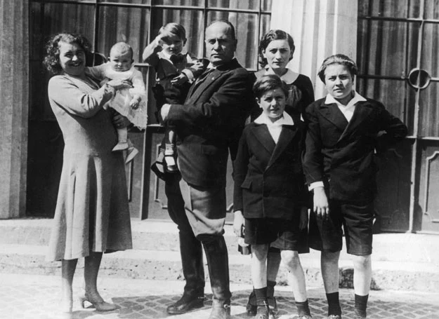 Rachela i Benito Mussolini oraz ich pięcioro dzieci