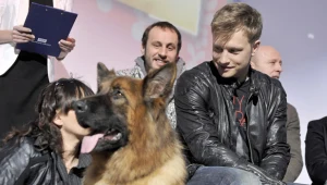 Kuba Wesołowski ze swoim psim partnerem w czasie prezentacji wiosennej ramówki TVP
