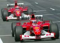 Rzadki widok - Rubens Barrichello mija linię mety przed Michaelem Schumacherem Rzadki widok - Rubens Barrichello mija linię mety przed Michaelem Schumacherem