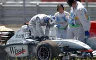 Coulthard opuszcza rozbity bolid po kolizji z Montoyą Coulthard opuszcza rozbity bolid po kolizji z Montoyą