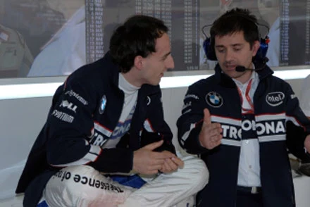 Robert Kubica w rozmowie ze swoim inżynierem Robert Kubica w rozmowie ze swoim inżynierem