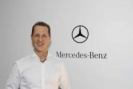 Michael Schumacher na oficjalnym zdjęciu Mercedesa / kliknij