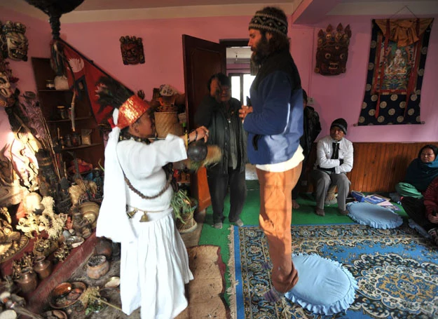 Parvati Rai i Mohan Rai odprawiają rytuał szamanistyczny