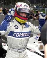 Juan Pablo Montoya cieszy się z pole position Juan Pablo Montoya cieszy się z pole position