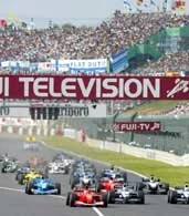 Start do GP Japonii. Schumacher (czerwony bolid na pierwszym planie) dobrze ruszył, zamykając rywali