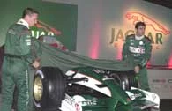 Eddie Irvine (z lewej) i Pedro de la Rosa odsłaniają nowego Jaguara Eddie Irvine (z lewej) i Pedro de la Rosa odsłaniają nowego Jaguara