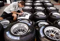 Mechanik McLarena sprawdza opony przed nadchodzącym weekendem GP Mechanik McLarena sprawdza opony przed nadchodzącym weekendem GP