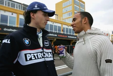 Robert Kubica rozmawia z kierowcą McLarena Lewisem Hamiltonem Fot. Paul Gilham/Getty Images