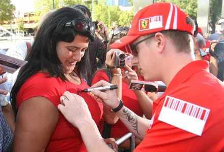 Kimi Raikkonen rozdaje autografy