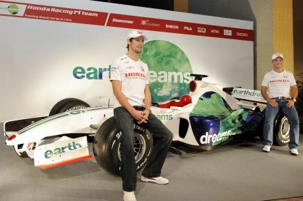 Rubens Barrichello (z prawej) należy do najbardziej doświadczonych kierowców w F1